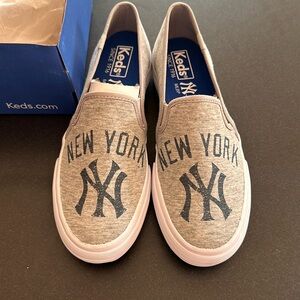 Brand new new your yankees sandal. Size 6.5